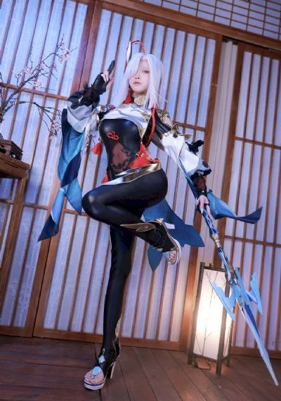 带珍珠耳环的少女
